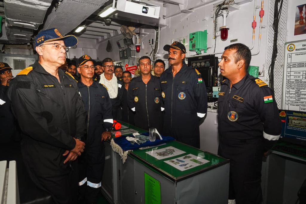 Eastern Navy Commander Reviews Readiness